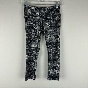 Lululemon Gray Black Flowabunga Floral Cropped Athletic Athleisure Leggings 4